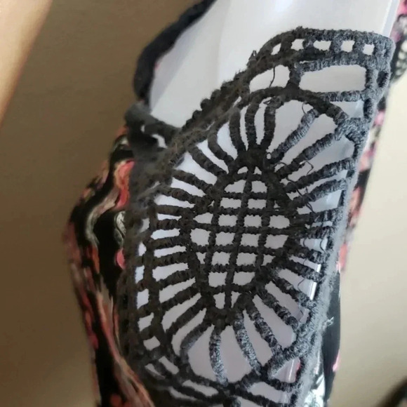 Live 4 Truth | Top  | Size L | Crochet Accent - Picture 7 of 7